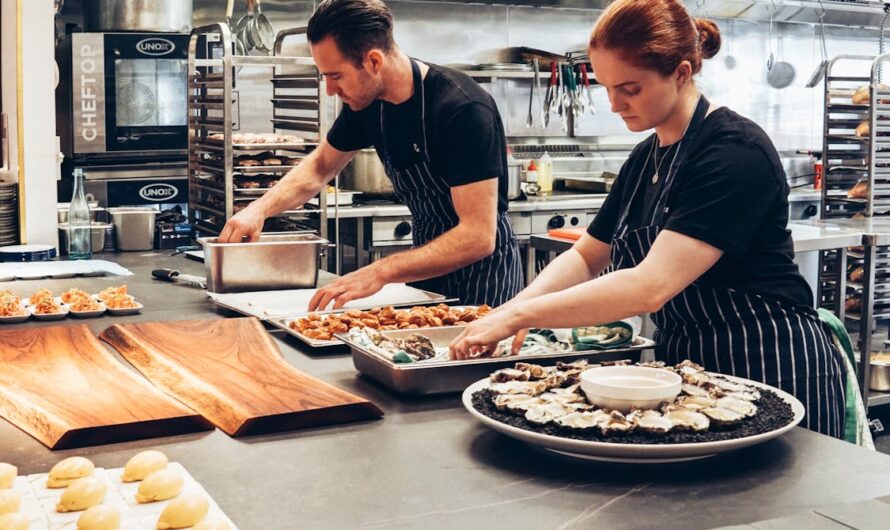 Dit staat er doorgaans in de keuken van een restaurant